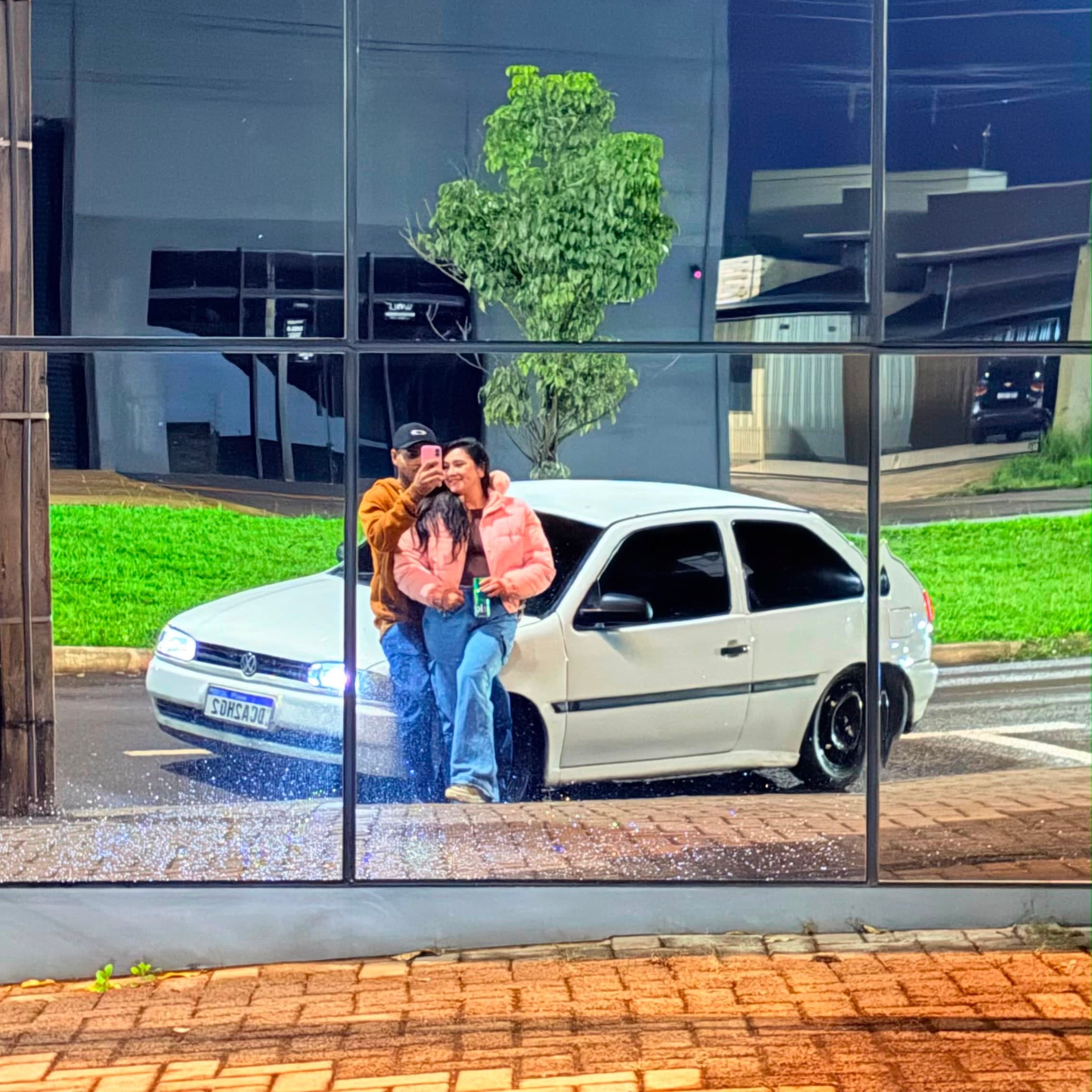 Casal fotografando o reflexo do próprio projeto