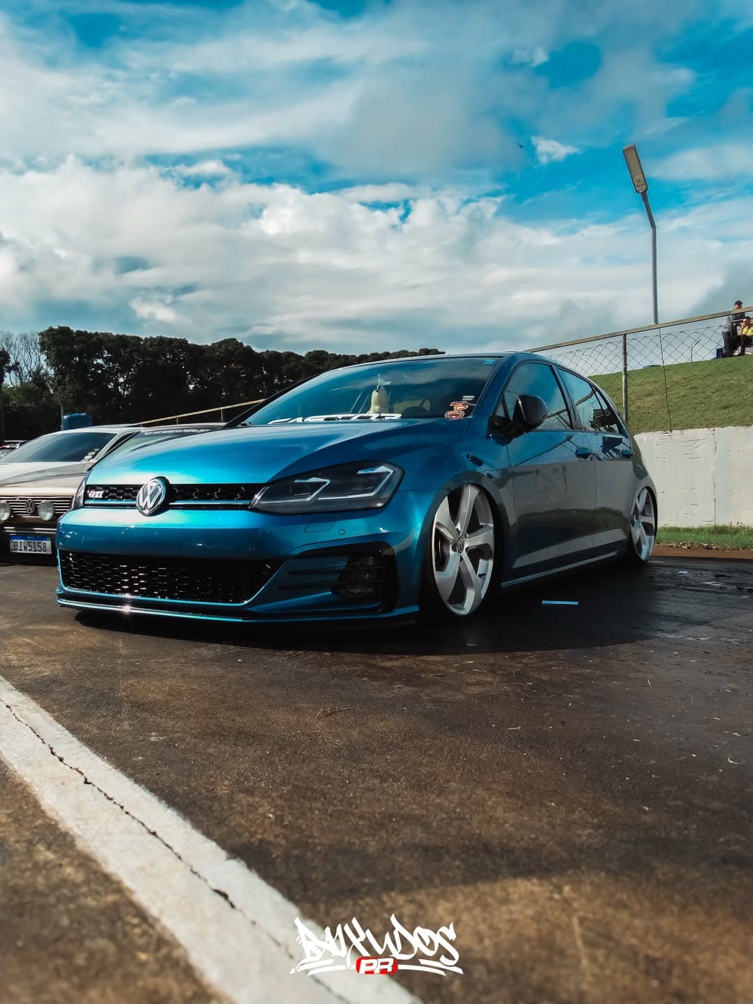 Golf rebaixado sob céu dramático
